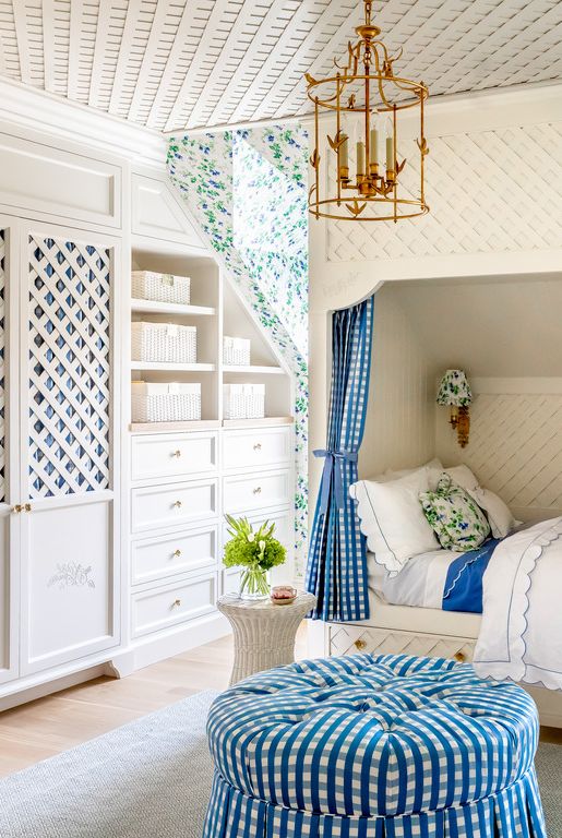 Cara Fox wählte eine süße florale Schumacher-Tapete und ein Gitterwerk, um diesem Bett zwischen den Dachgauben das Gefühl zu geben, ein geheimer Garten zu sein