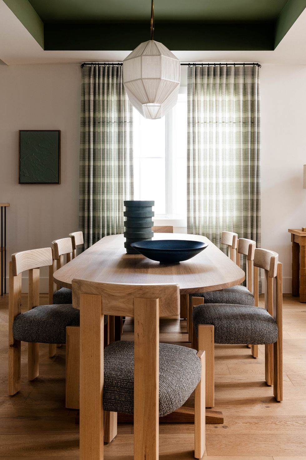 ein Esstisch mit Stühlen ein Esstisch mit Stühlen