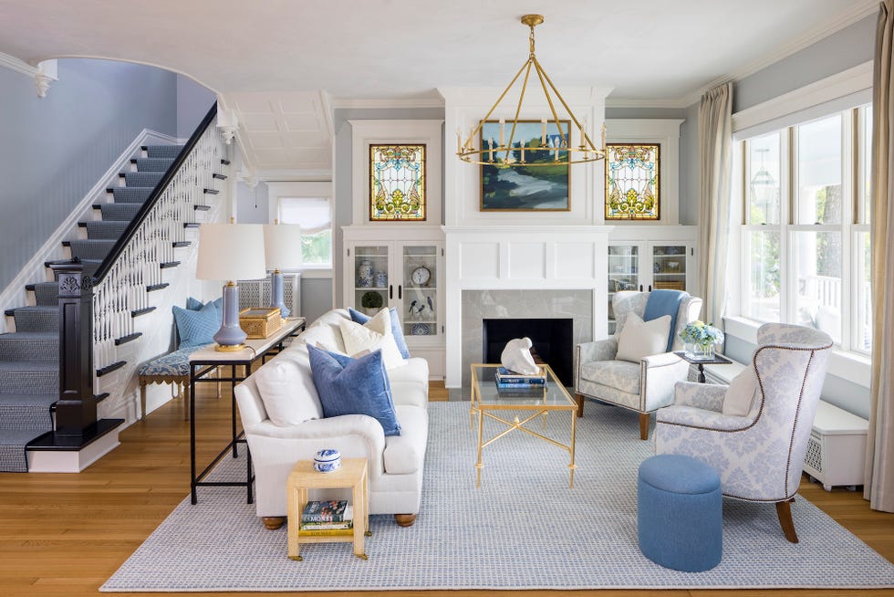 ein Wohnzimmer mit Kamin