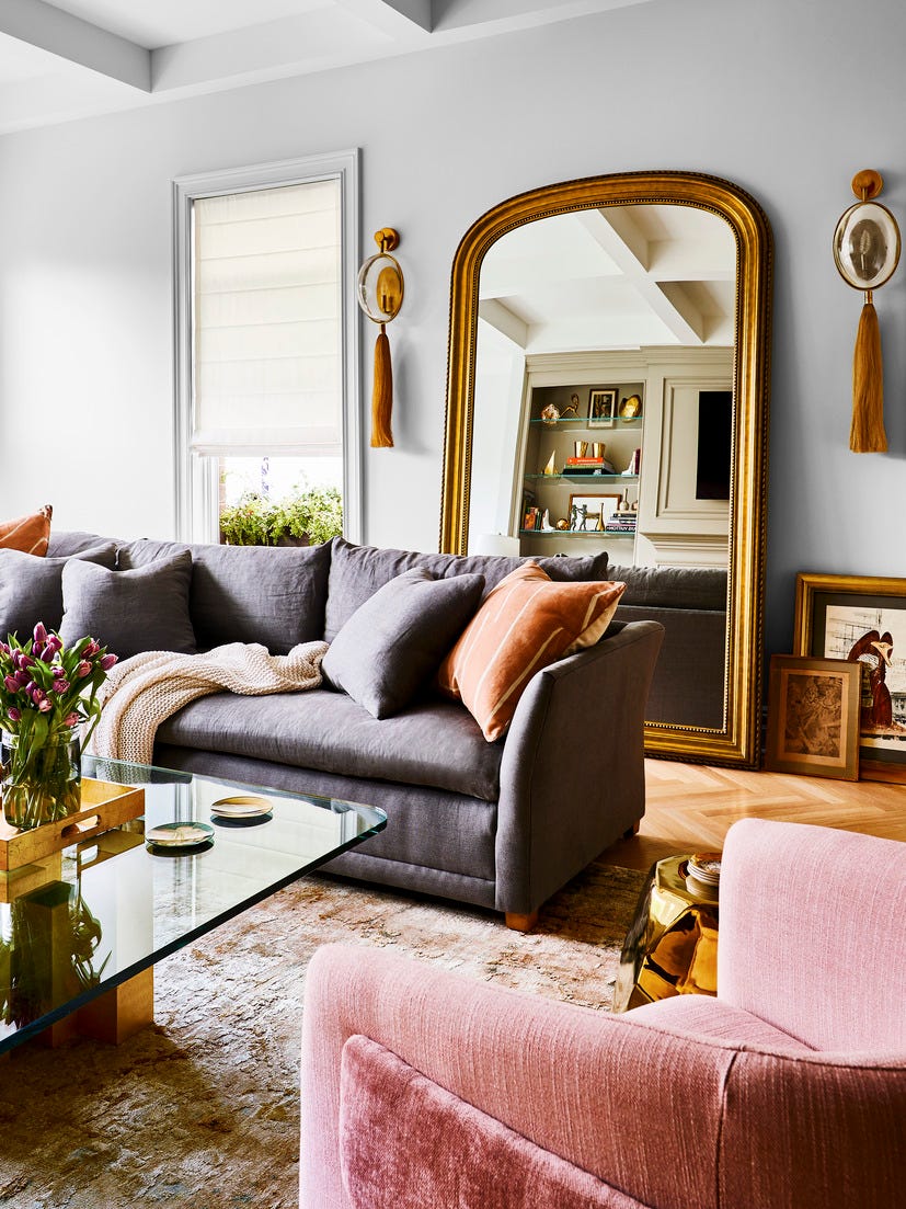 Rosa und graues Wohnzimmer