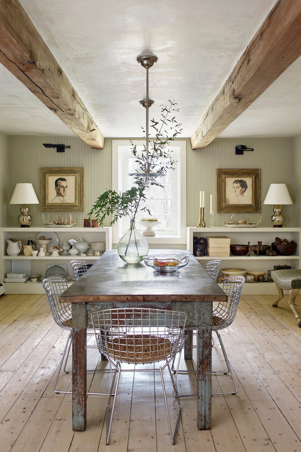 Phillip Smith Home Tour Esszimmer Nachdem der Anbau abgeschlossen war, war Smith auf der Suche nach einem Tisch. „Genau in diesem Moment kam die Mutter einer Freundin von mir vorbei, ich vergötterte sie, und als meine Freundin ihre Sachen durchging, sagte sie: ‚Hier ist ein Tisch.‘“ Mit deinem Namen darauf war ich fast in Tränen.“ In den Schubladen an den Seiten sind Tischwäsche und Besteck untergebracht