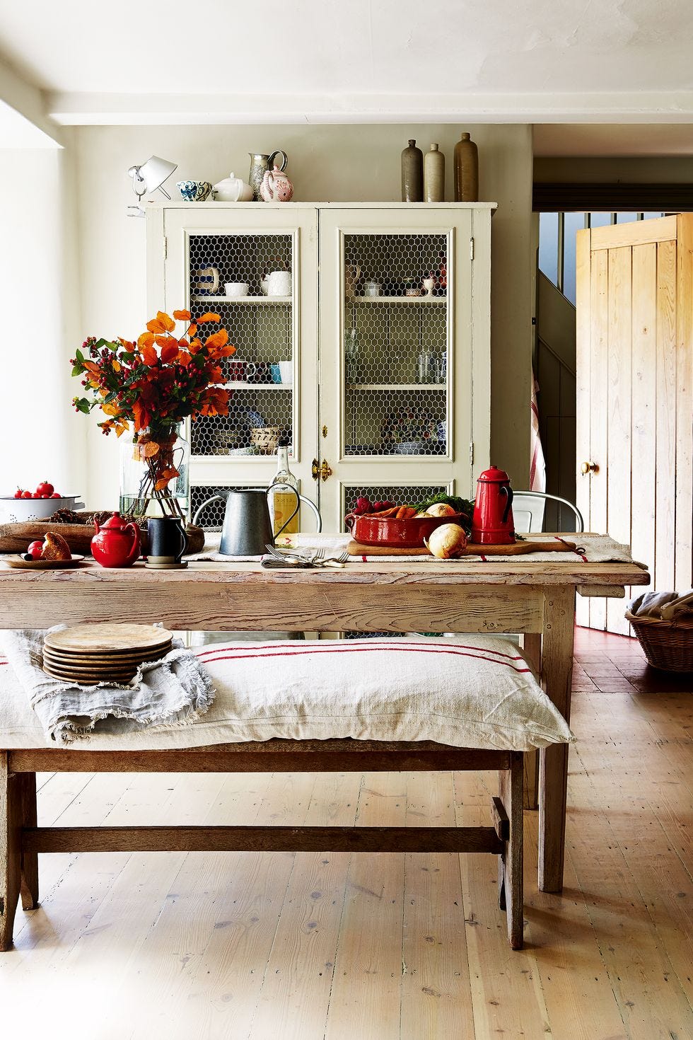 Möbel, Zimmer, Innenarchitektur, rot, Wohnzimmer, Eigentum, Tisch, Haus, Boden, Wand,