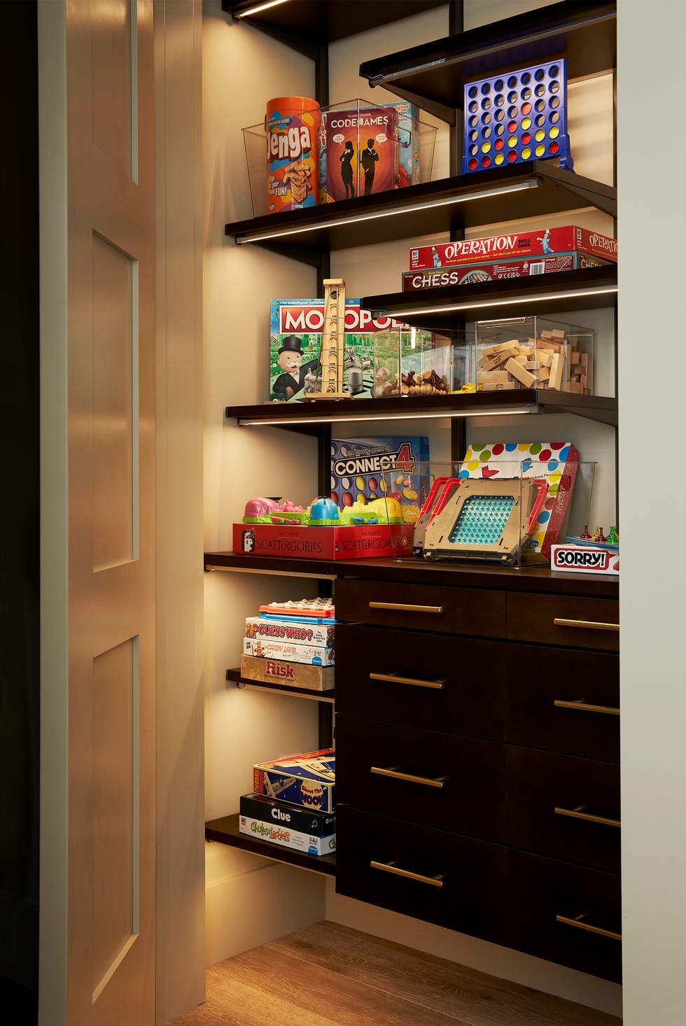 ein gut organisierter Spielelagerbereich mit verschiedenen Brettspielen und Spielzeug