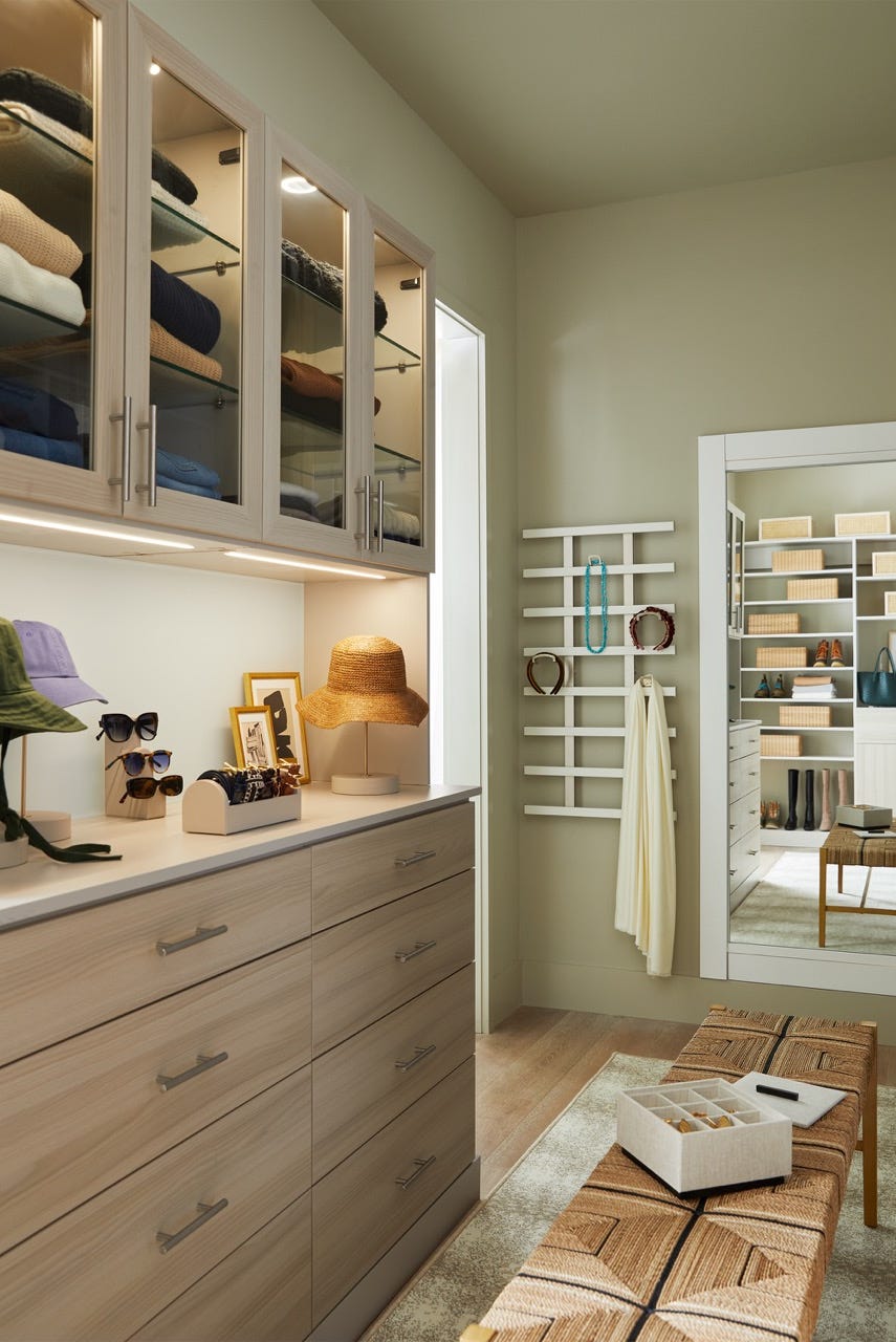 Organisierter Ankleidebereich mit Stauraum und Zubehör