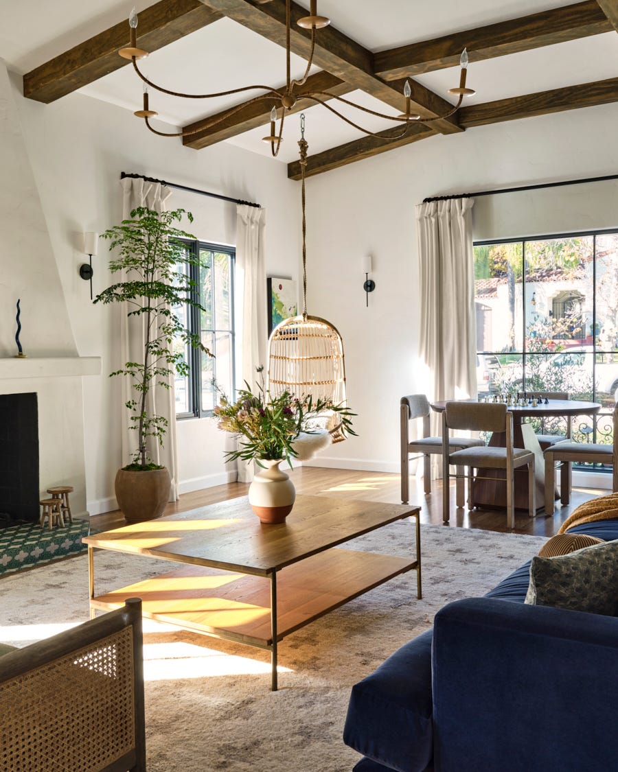 ein helles und luftiges Wohnzimmer mit hohen Decken und freiliegenden Holzbalken