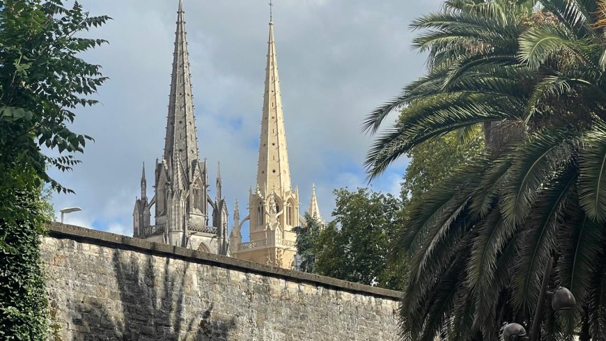 Turm der gotischen Kathedrale von Bayonne