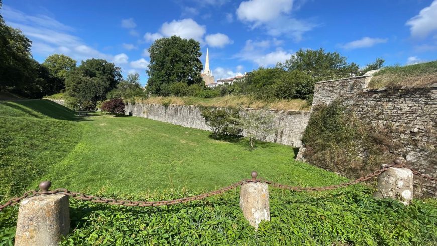 Bayonne -Wände und umliegende Grünflächen