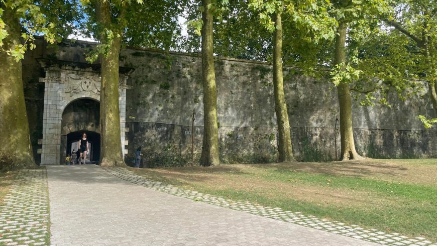 Alte Mauern am Eingang von Grand Bayonne