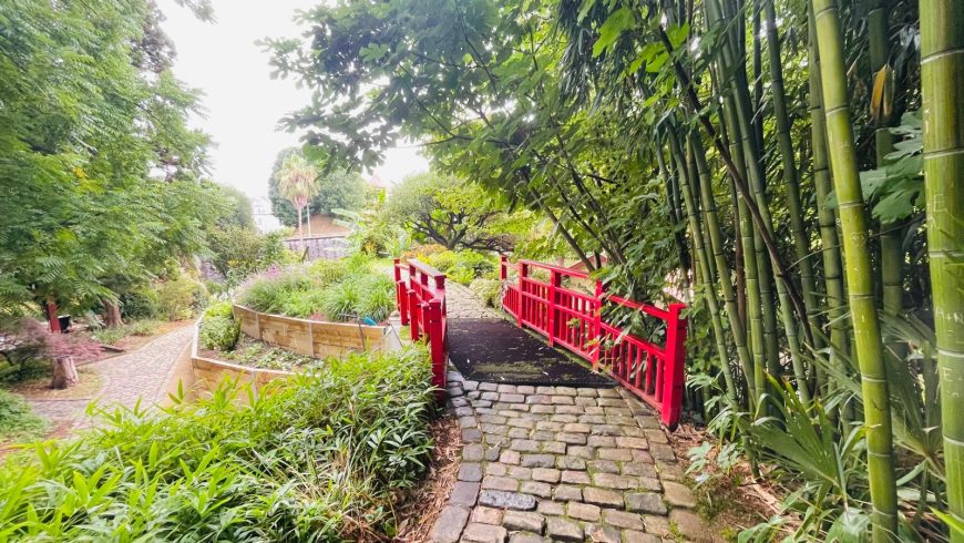 Japanische Brücke im Botanischen Garten von Bayonne
