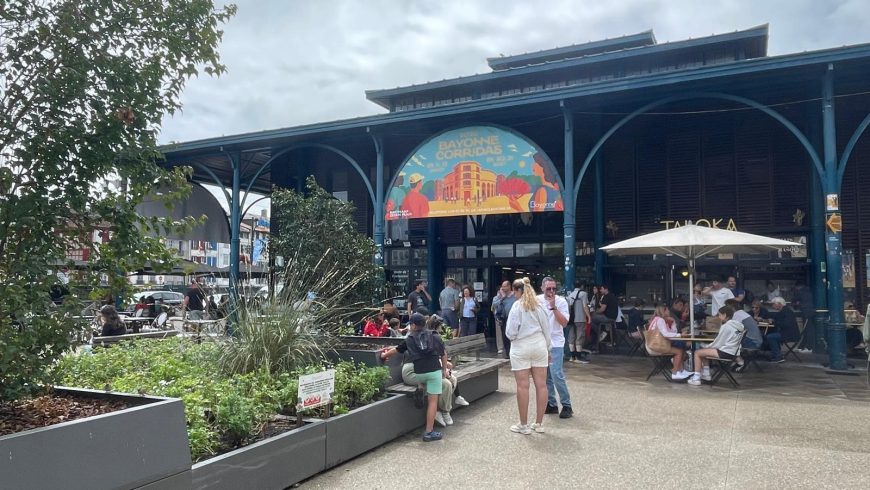 Markt für Les Halles, aromatische Pflanzen und Cafétische