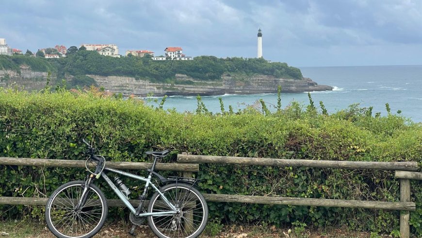 Radfahren mit dem Ozean und dem Biarritz -Leuchtturm im Hintergrund