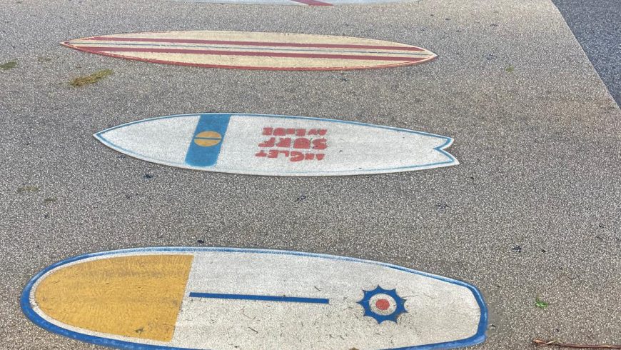 Zebrastreifen mit Surfbrettern im Anglet