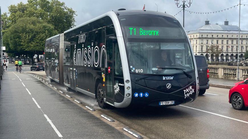 Elektrobus, der Bayonne und Biarritz verbindet