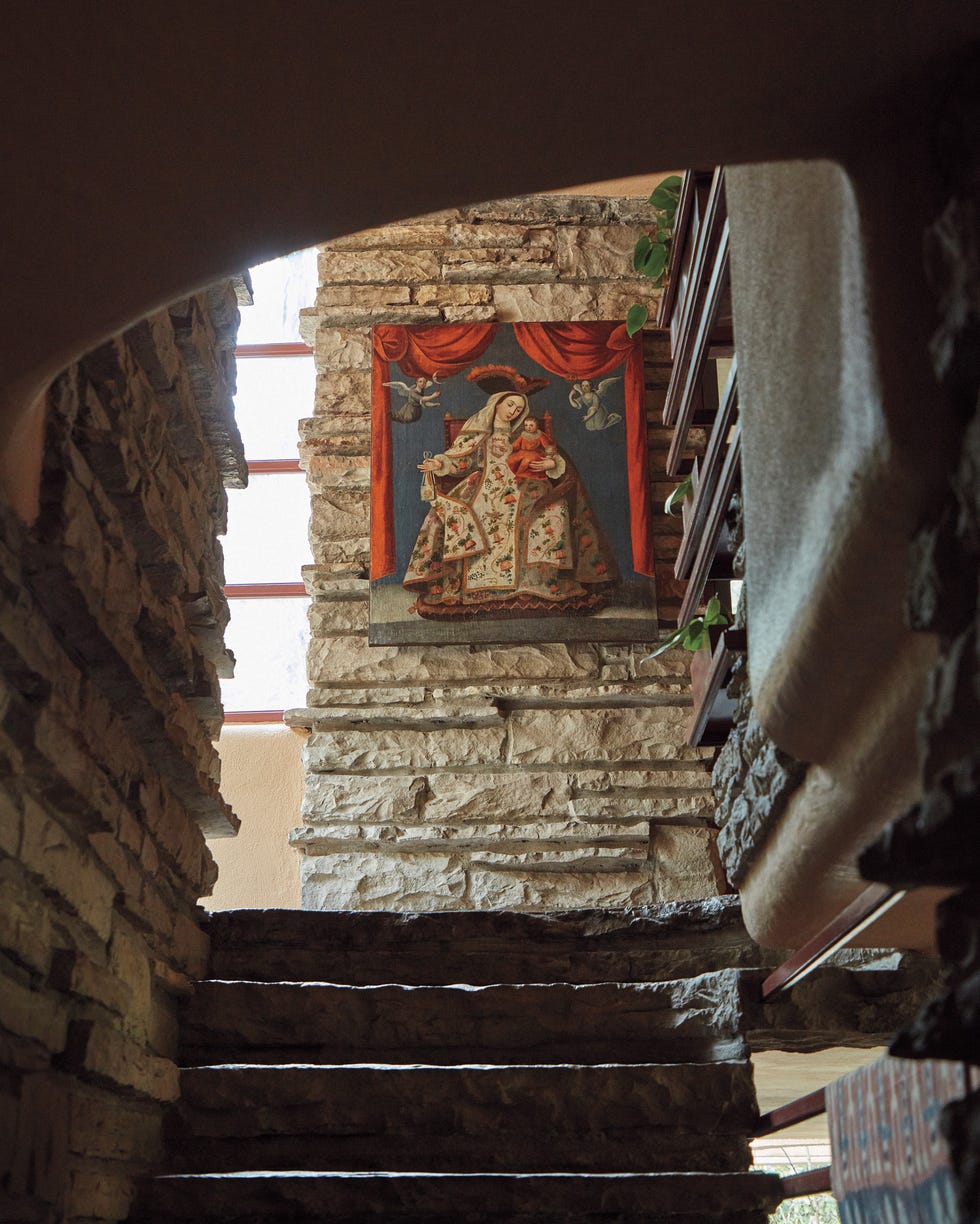 Treppen, die zu einem herausragenden Gemälde mit einer königlichen Figur in kunstvoller Kleidung führen