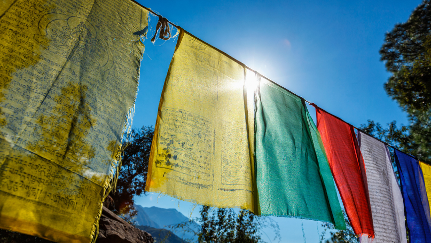 Gebetsflaggen des tibetischen Buddhismus mit buddhistischem Mantra darauf