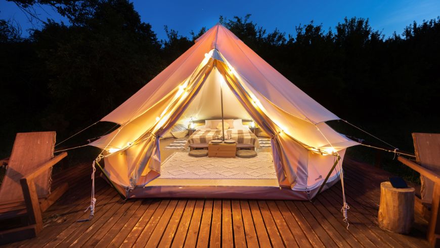 Luxusglamping von der Natur umgeben