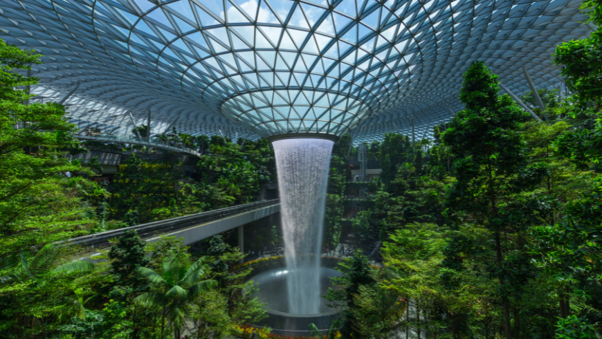 Wasserfall am Flughafen Changi, Singapur