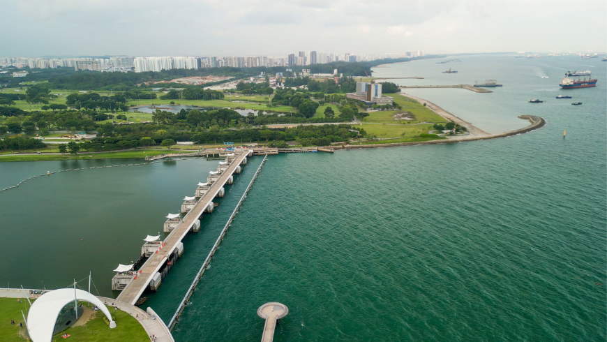 Marina Barrage, Singapur: Luftaufnahme der Stadtlandschaft und der Küste