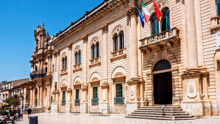 Fassade des Rathauses in Scicli