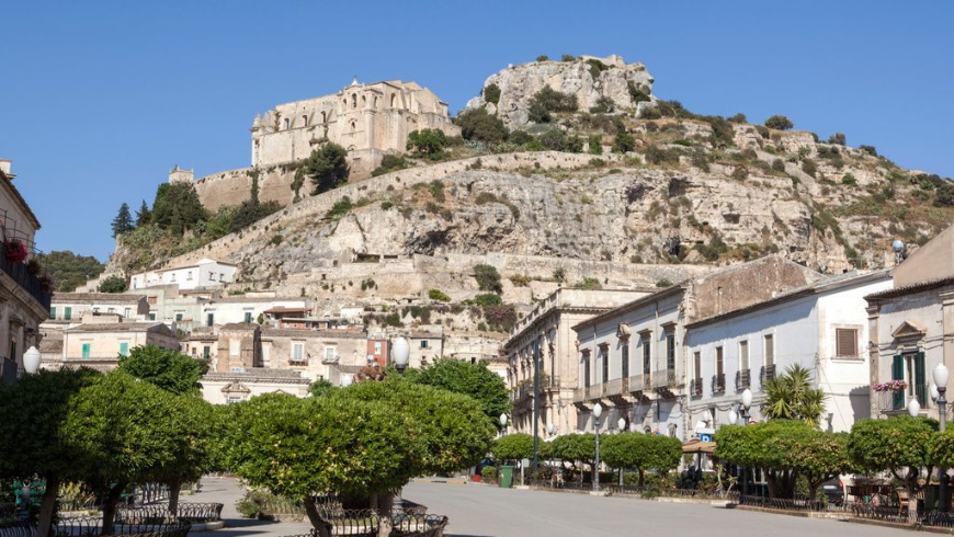 Von Bäumen gesäumte Allee und Hügel