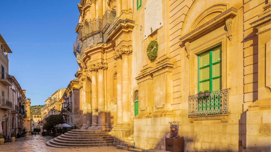 Fassade der Kirche St. Johannes der Evangelist