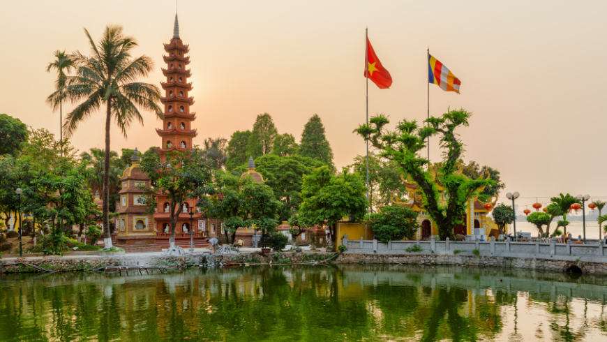 Blick auf den Sonnenuntergang der Tran Quoc Pagode in Hanoi, Vietnam