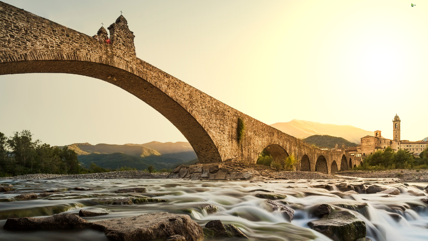 Die berühmte Bobbio-Brücke, eines der schönsten Dörfer Italiens