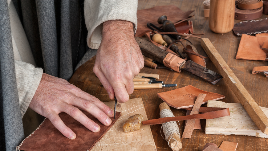 Hände, die mit Holz arbeiten