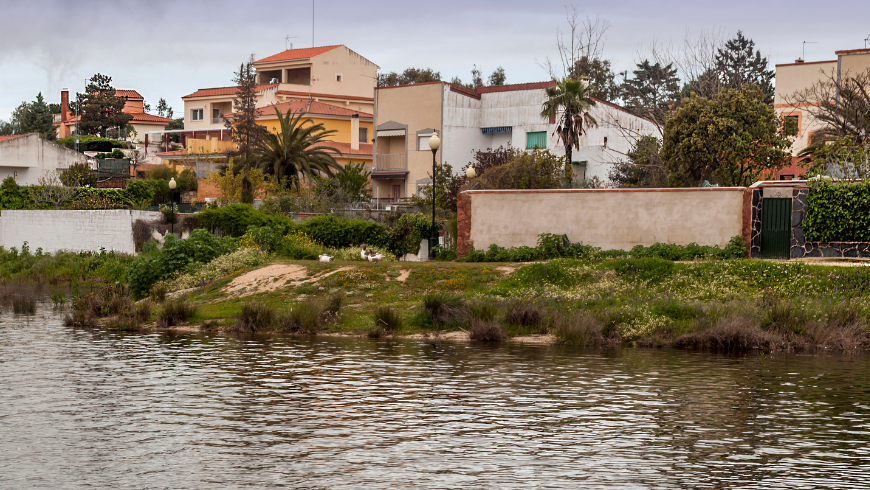 kleine Stadt mit bunten Häusern am Fluss