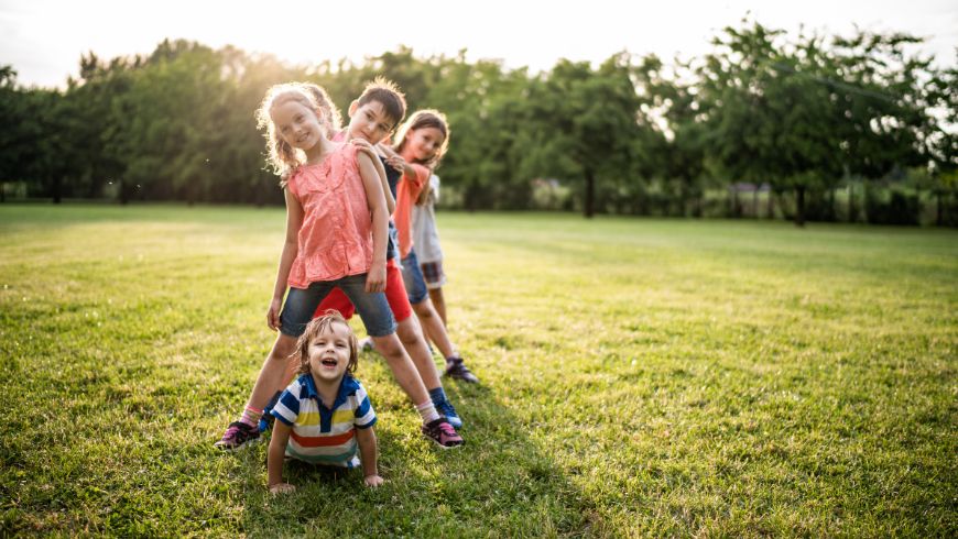 Kinder spielen, Open-Air-Lebensstil