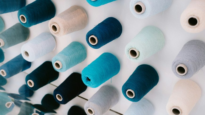 Spulen mit Recyclinggarn, das für die Produktion von regenerierter Wolle in Prato verwendet wird 