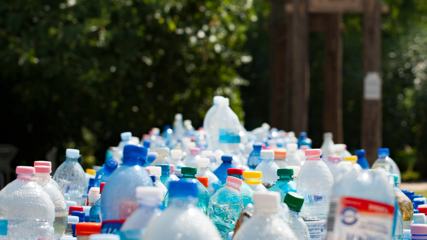 Gemeinsam entsorgte Plastikflaschen verdeutlichen die Umweltverschmutzung und die Notwendigkeit, den Plastikverbrauch zu reduzieren.