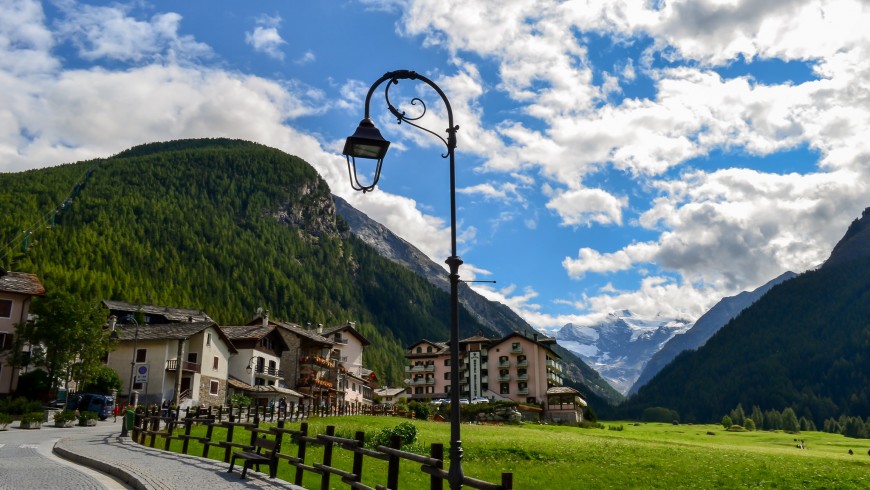Blick auf Berge und Haus 