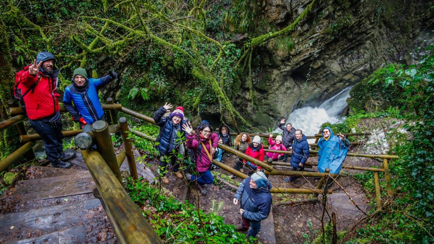 Gruppe von Menschen vor dem Teufelswasserfall, in der Nähe des Dorfes Rotonda, Basilikata, Italien