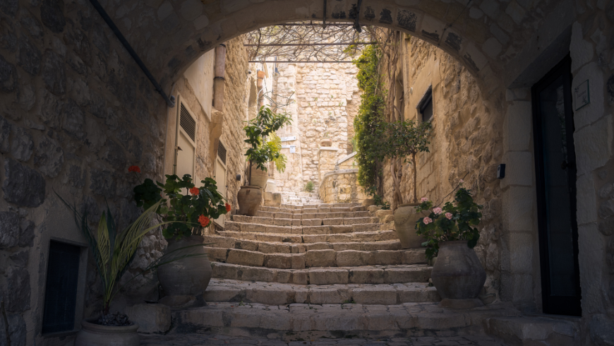 Treppe unter einem Bogen