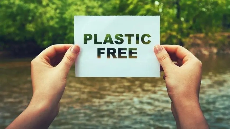 Hände halten ein „Plastikfrei“-Schild, das Plastikreduzierung und ökologische Nachhaltigkeit symbolisiert.
