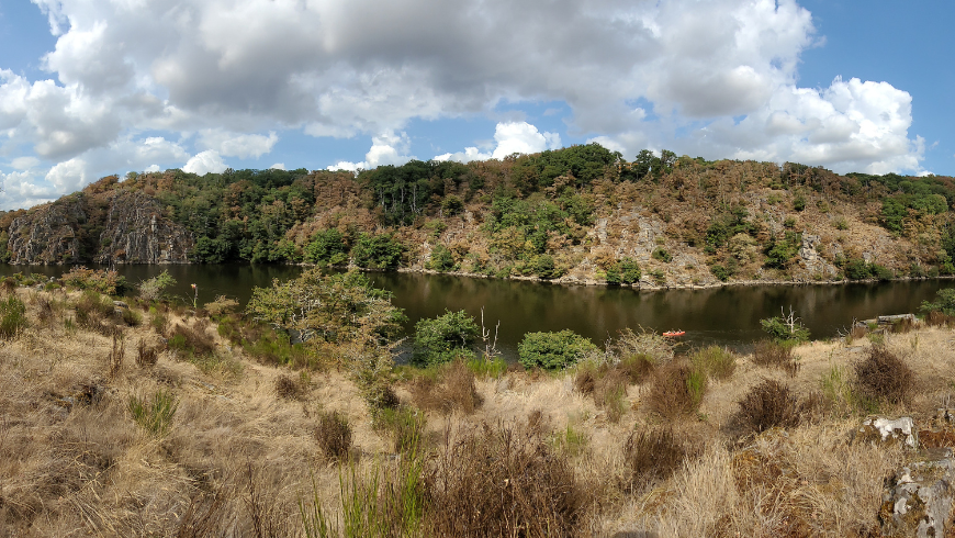 Creuse-Flusslandschaft im Tal der Maler in der Nähe von Crozant, Frankreich 