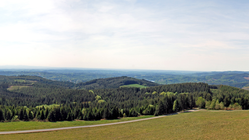 Landschaft des Regionalparks Millevaches mit Wäldern und Hügeln in der Creuse, Frankreich