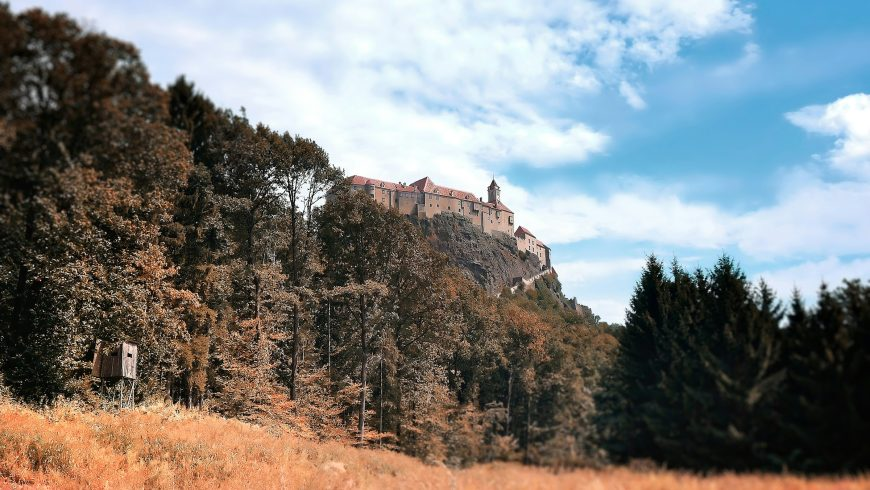 Schloss Reigersburg auf einem Vulkangestein in der Steiermark, Österreich.