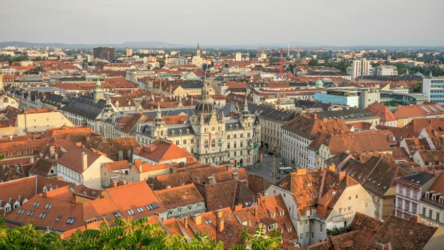Historisches Zentrum von Graz in der Steiermark mit der Mur und grünen Parks 