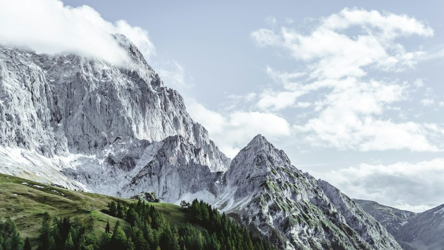 Dachstein-Berglandschaft in Syrien mit Wander- und Outdoor-Aktivitäten.