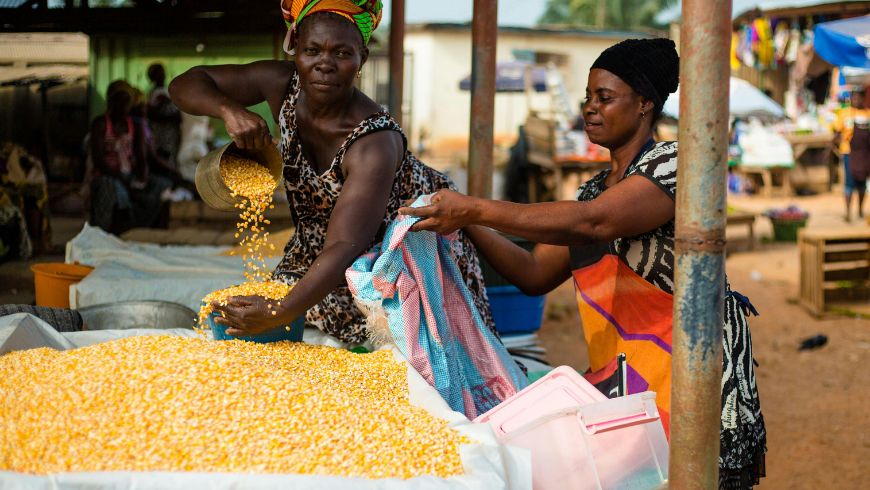 Eine Frau verkauft Fisch auf dem Makola-Markt in Accra, Ghana