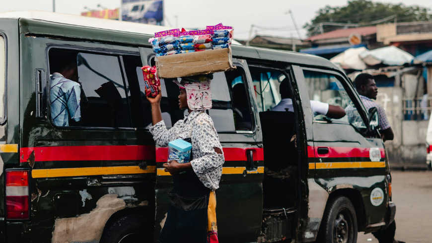 Trotro-Kleinbus öffentlicher Nahverkehr in Ghana Straßenszene.