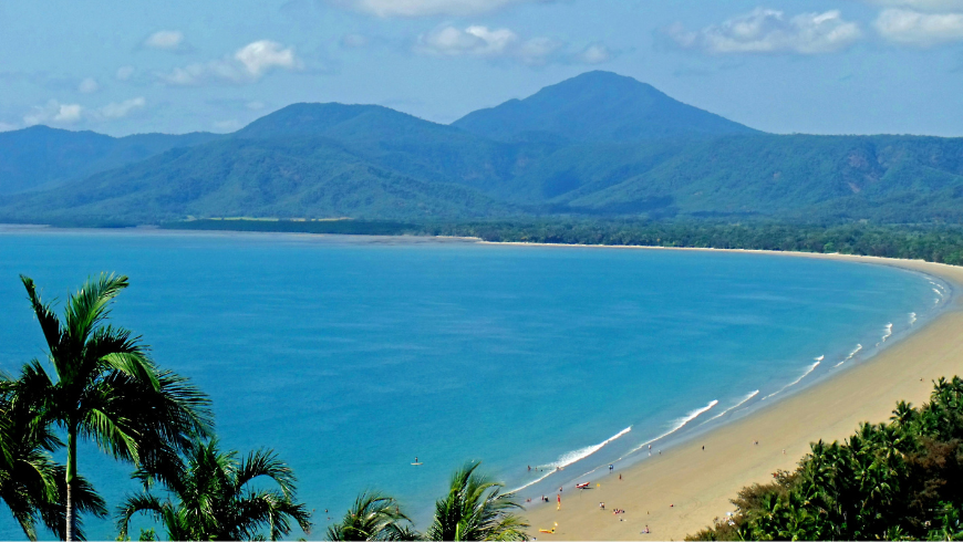 Küstengebiet mit Meer und Bergen in Port Douglas 