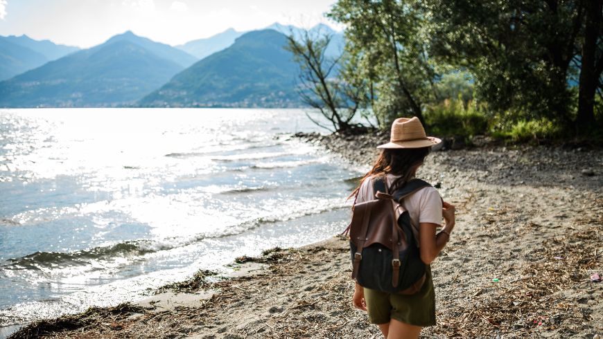 Solo-Reise: Mädchen geht alleine am Strand spazieren
