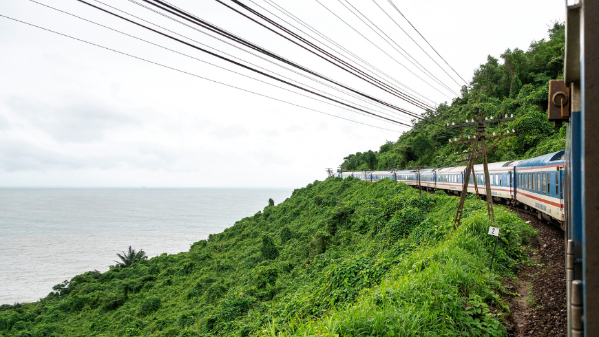 Zugstrecke durch die Natur mit Meerblick