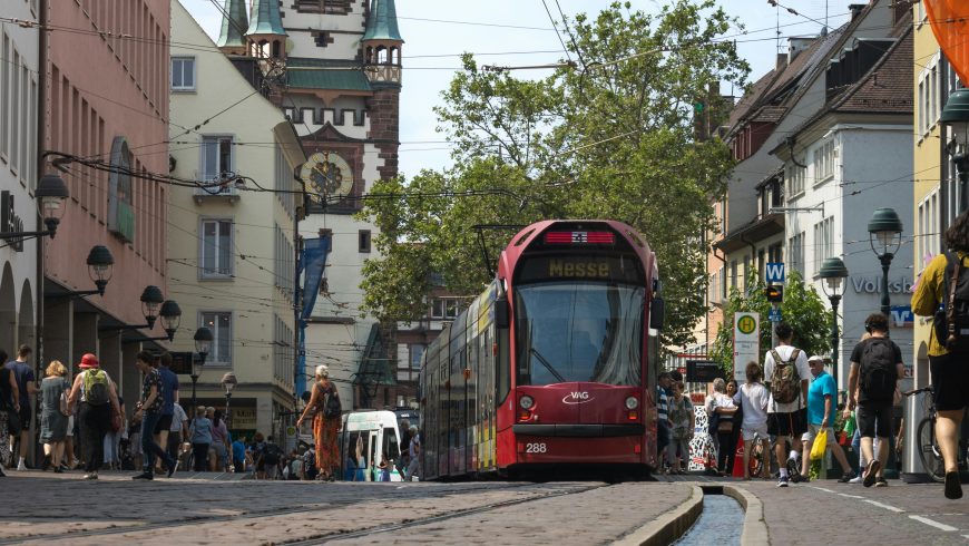 Straßenbahnlinie durch die Straßen der Freiburger Altstadt. 