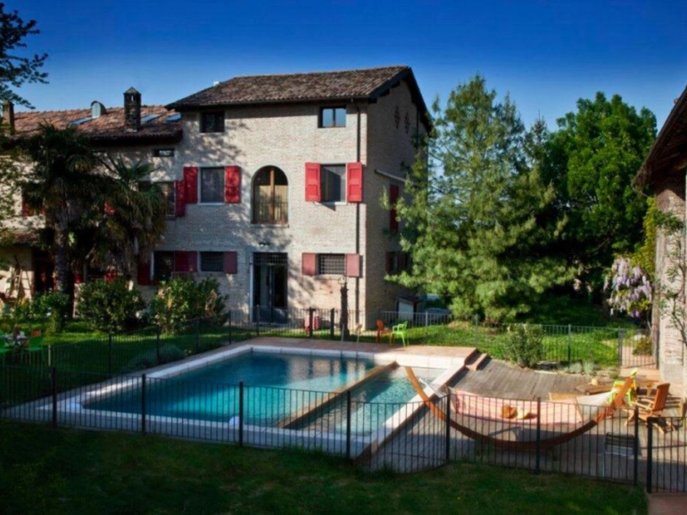 Bauernhäuser entlang der Ciclovia del Sole