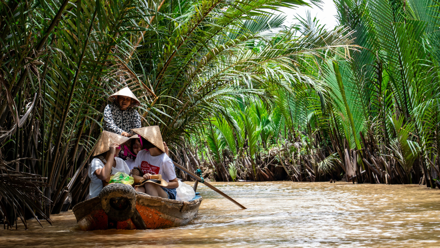 Drei Frauen in einem Boot in den Fluss 