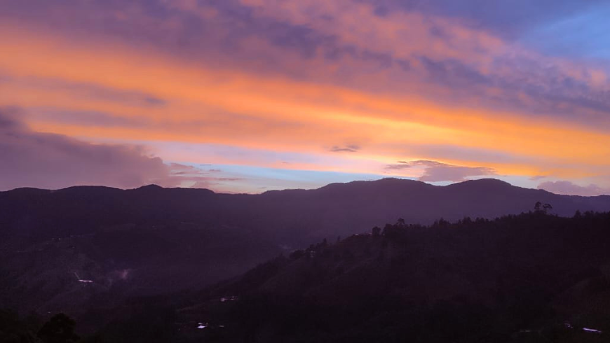 Sonnenuntergang über der natürlichen Landschaft von Almaloca, Kolumbien